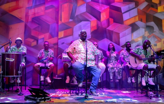 Pericles Musical Péricles e Grupo 100% se apresentam na Baixada Fluminense - Eu, Rio!