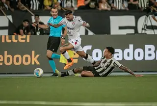 Botafogo bate Vitória e larga na frente na Copa do Brasil