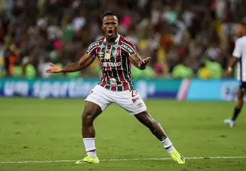 Com dois gols de Arias, Fluminense vence LDU e ergue taça da Recopa Sul-Americana