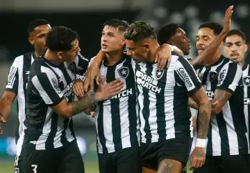 Botafogo bate Atlético-GO e conquista primeira vitória no Brasileiro