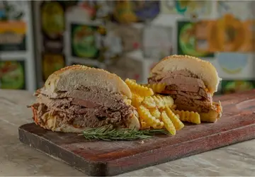 Petisco de bares cariocas, sanduíche de carne assada inspira família 