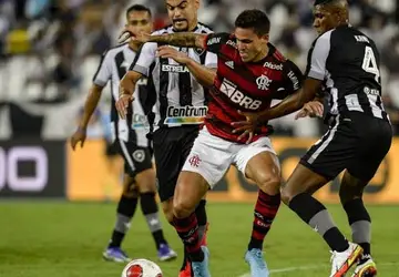 Flamengo e Botafogo buscam a liderança em clássico 