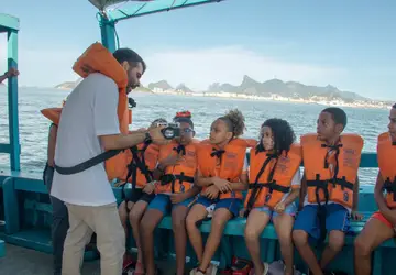 Niterói promove aulas de educação ambiental para crianças a bordo de embarcação na Enseada de Jurujuba