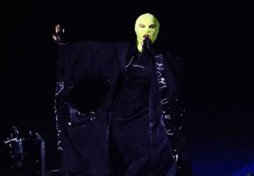 Madonna passa som no palco do show de Copacabana usando máscara