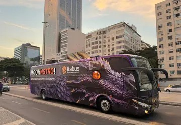 Ônibus em formato de monstro circula pelas ruas de Copacabana 