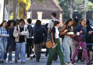  Trabalho de casa e filhos afastam jovens negras do emprego e do estudo