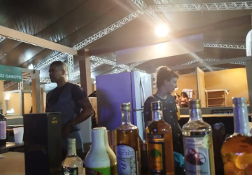 Produção de cachaça tem crescido, mas setor lamenta preconceito