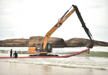Prefeitura de Niter&oacute;i come&ccedil;a a instalar mangueiras mar&iacute;timas que v&atilde;o levar &aacute;gua do mar &agrave; Lagoa de Piratininga