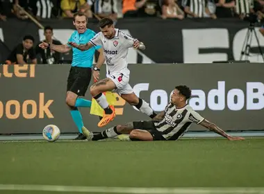 Botafogo bate Vitória e larga na frente na Copa do Brasil