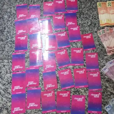 Policiais do 5º BPM prendem homem que comercializava cartões do Rio Card+Mais 