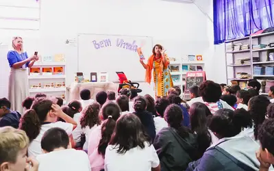 Projeto promove aulas de arte e faz doação de mais de mil livros para escolas públicas do Rio