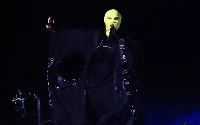 Madonna passa som no palco do show de Copacabana usando máscara