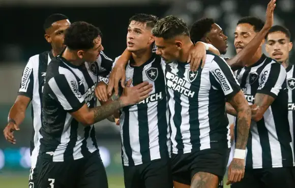 Botafogo bate Atlético-GO e conquista primeira vitória no Brasileiro