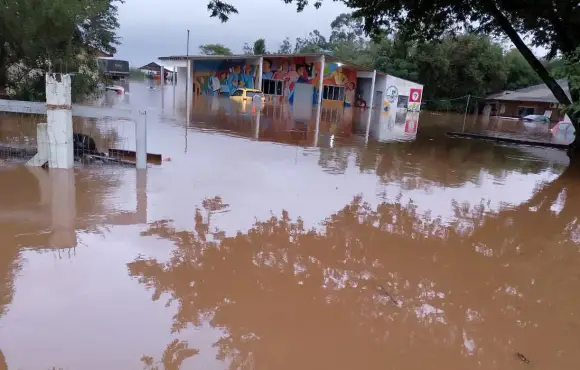 Defesa Civil do RS confirma 107 mortes devido às chuvas no estado