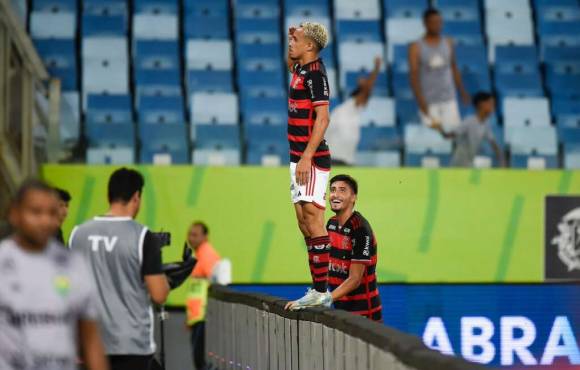 Flamengo vence Cuiabá de virada com gols de garotos da base