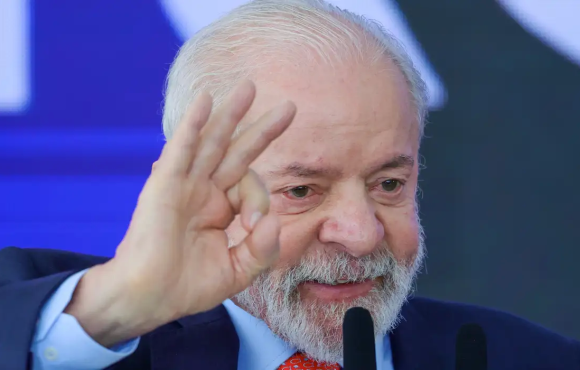  "Eu tenho que agradecer. A tentativa de me envenenar, eu e o Alckmin, não deu certo", diz Lula