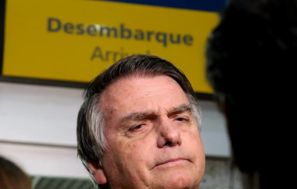 Citando possível fuga, Moraes nega devolver passaporte de Bolsonaro