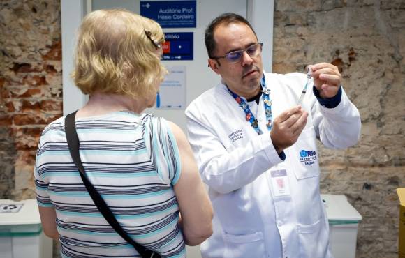 Idosos de 60 anos j&aacute; podem tomar vacina atualizada da covid-19