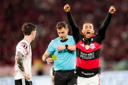 Flamengo perde nos p&ecirc;naltis e sonho de pentacampeonato &eacute; adiado